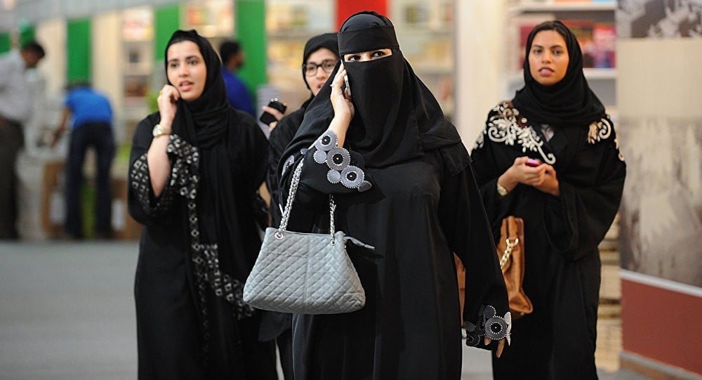 صحيفة سعودية تعلن السعودية تدرس إسقاط الولاية عن البالغين 18 عاما قريباً..ووسم «إقرار اسقاط الولاية بعد الـ18» يتصدر «تويتر»