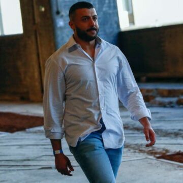 من هو نجل حاكم الشارقة مصمم الأزياء العالمي خالد القاسمي