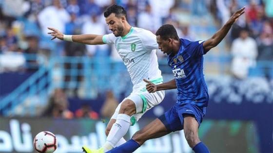 إدارة النادي الأهلي السعودي يعاقب اللاعب عمر سومه على فعلته أثناء مباراة الأهلي و الهلال