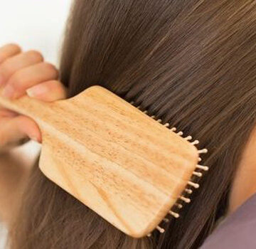 وصفات طبيعية لتنعيم الشعر الجاف وعلاج التساقط