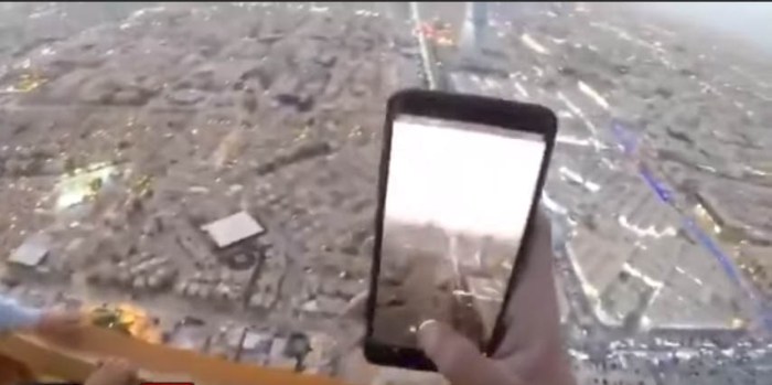 فيديو المُغامرون الثلاثة برافعة “الرياض” يُثير الجدل والغضب بالمجتمع السعودي| والأجهزة الأمنية تتدخل