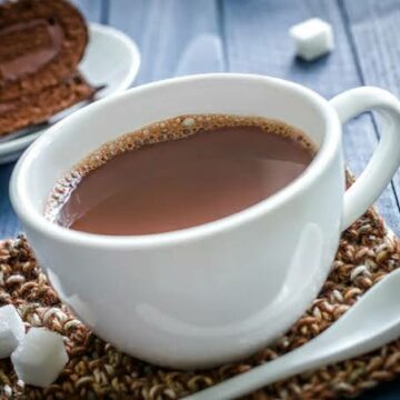ماذا يحدث عند إضافة الكاكاو إلى القهوة؟..7 فوائد صحية  غير متوقعة