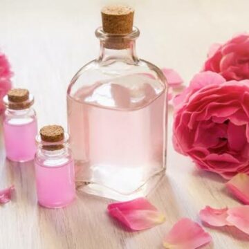 أقوى وصفة طبيعية لعلاج حبوب الوجه وصفة ماء الورد مع النشا