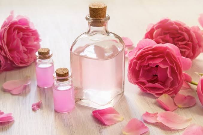 أقوى وصفة طبيعية لعلاج حبوب الوجه وصفة ماء الورد مع النشا