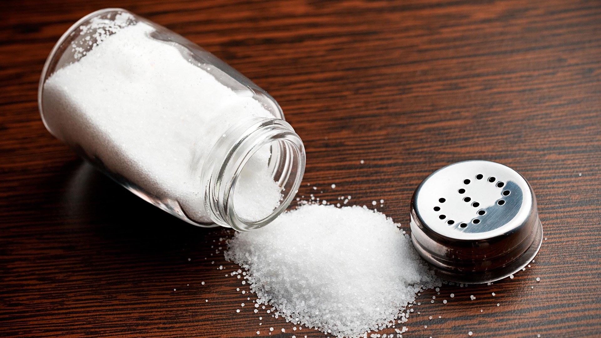 طبيب تغذية يحذر من أضرار الملح ويكشف عن 3 أمراض خطيرة تصيبك عند تناوله بتلك الطريقة