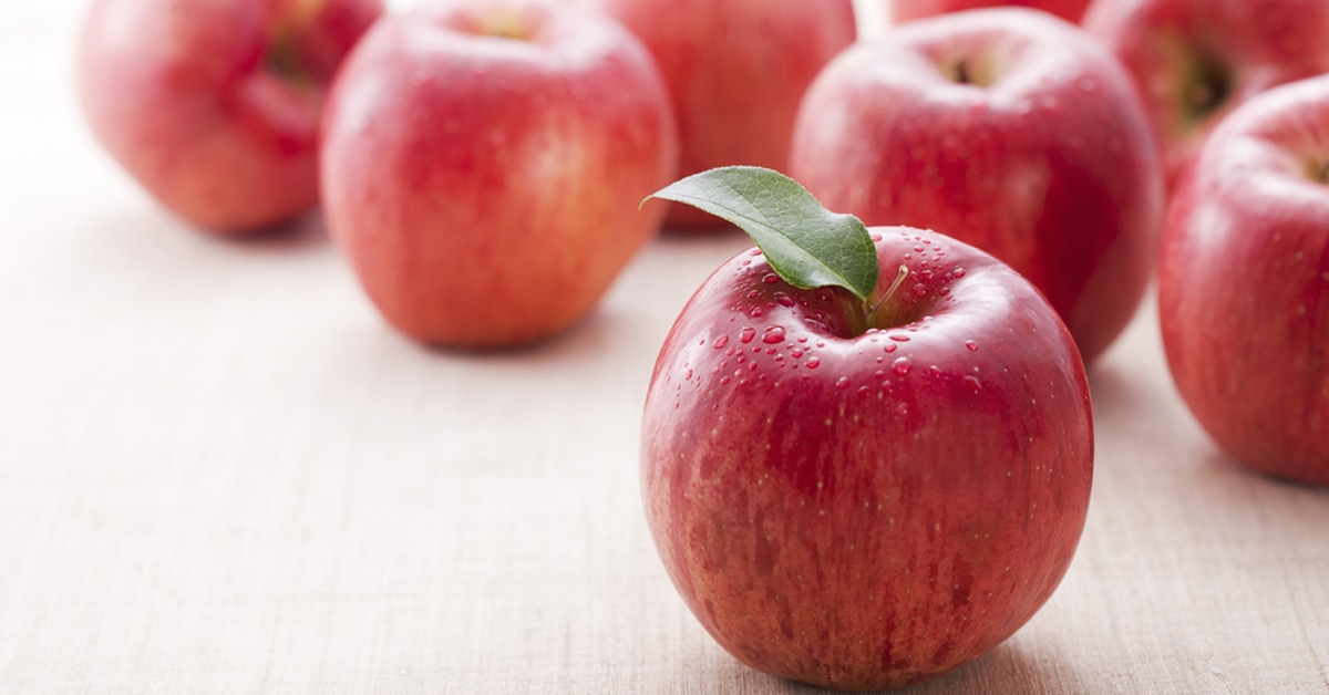 فوائد التفاح الأحمر التي لا يمُكن تصديقها تناول تفاحة واحدة قبل النوم وشاهد ما سيحدث لجسمك بعد 5 أيام