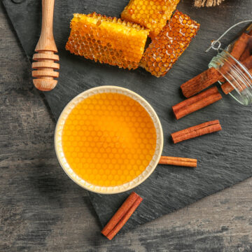 هل تعلم ماذا يحدث لجسمك عند تناول مزيج العسل والقرفة يوميًا
