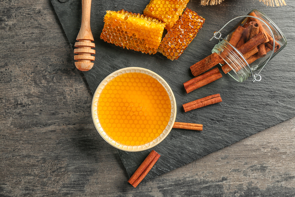 هل تعلم ماذا يحدث لجسمك عند تناول مزيج العسل والقرفة يوميًا