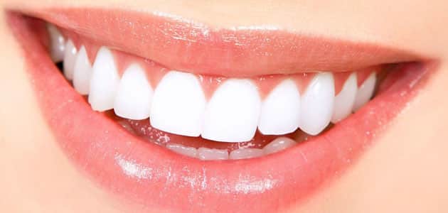 وصفات طبيعية للتخلص من بقع الأسنان الصفراء والبنية مجربة سهلة وغير مكلفة