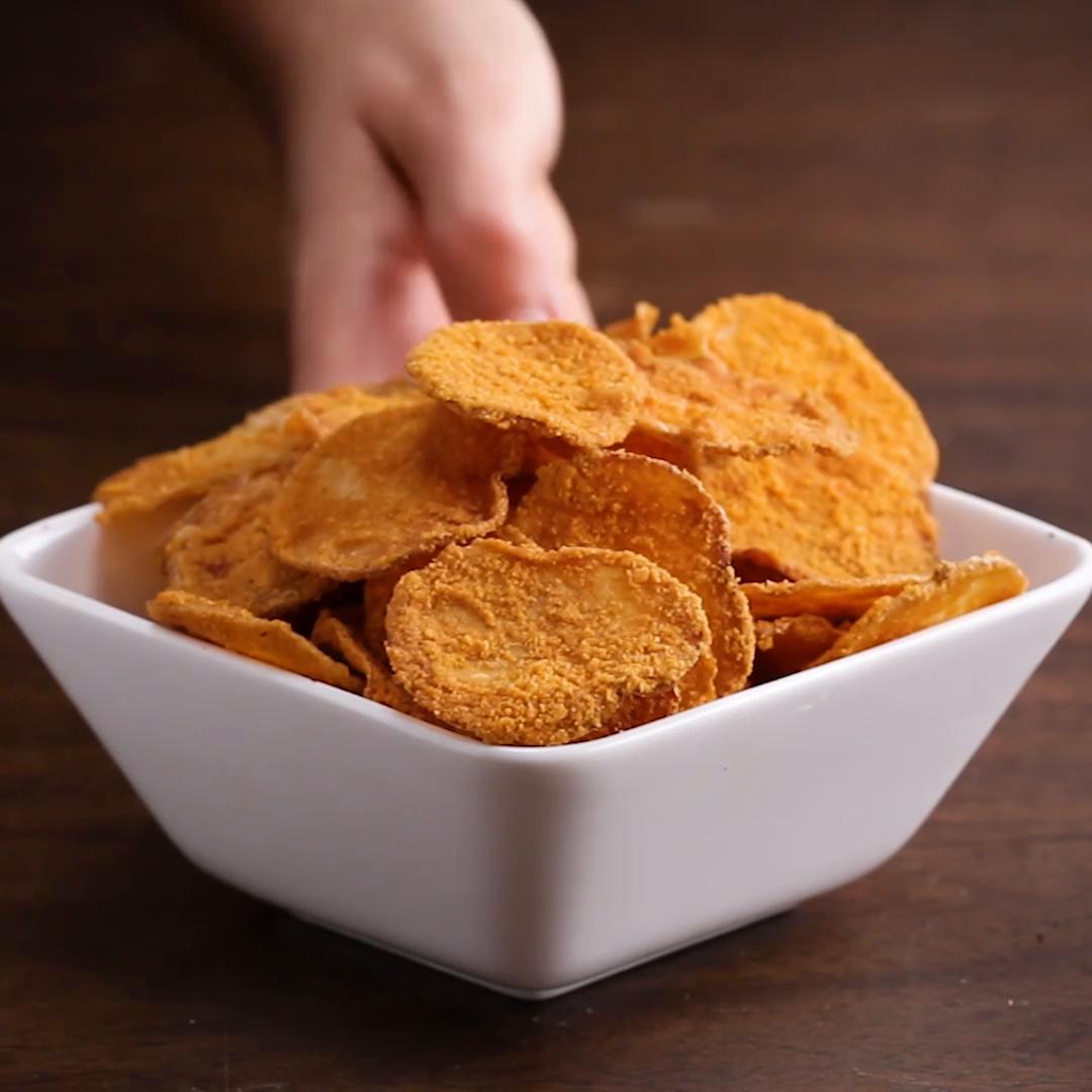 طريقة عمل رقائق بطاطس الشيدر المقرمشة مثل الجاهز وجبة لذيذة لكل الأوقات