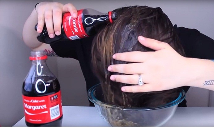 شاهدوا ماذا يحدث إذا وضعتم مشروب الكوكاكولا على الشعر الخفيف!