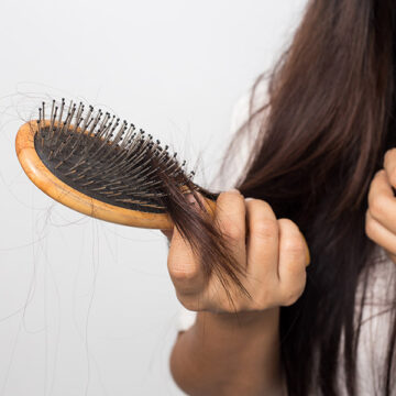 علاج تساقط الشعر بأسهل طريقة في 5 خطوات لمنع التساقط نهائيًا وتعزيز نموه مرة أخرى