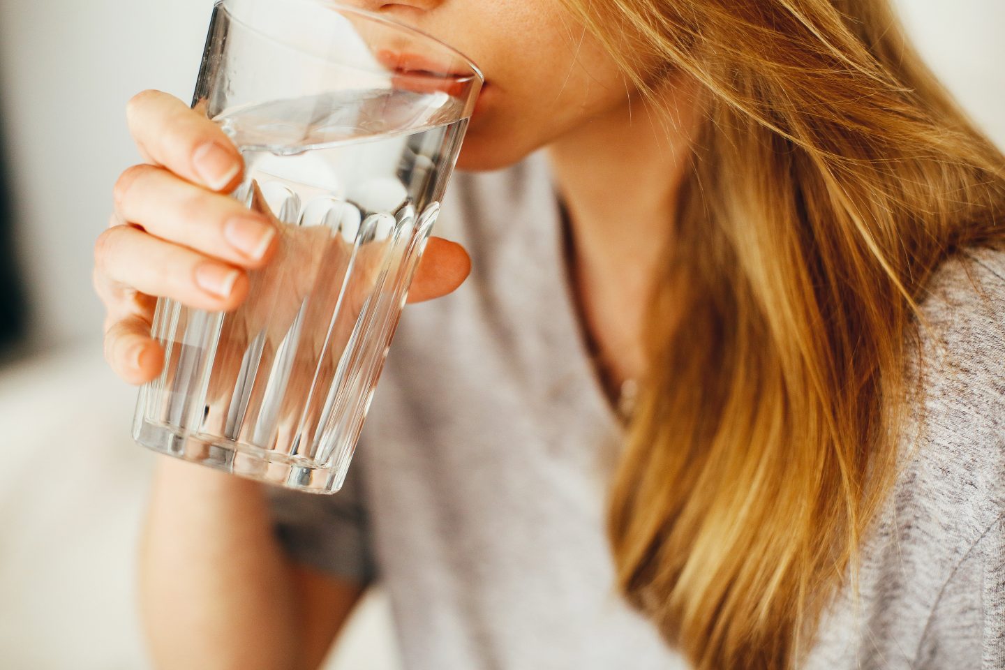 فوائد شرب الماء قبل النوم يغفل عنها الكثيرين: تناول كوب واحد يوميًا وشاهد ما سيحدث لجسمك في 5 أيام
