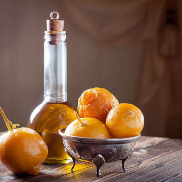 طريقة عمل مخلل الليمون بالعصفر وحبة البركة في منزلك بسهولة