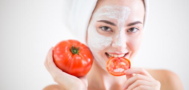ثمرة واحدة تغنيكِ عن مستحضرات التجميل.. 4 وصفات طبيعية من الطماطم لتفتيح وترطيب ونضارة البشرة