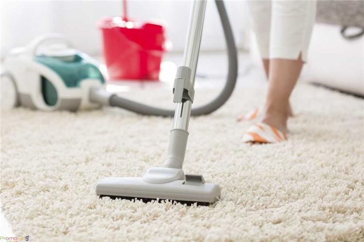 خطوات بسيطة لتنظيف سجاد المنزل بدون تحريكه من مكانه وبطريقة سهلة لا تتطلب الانتظار حتى يجف
