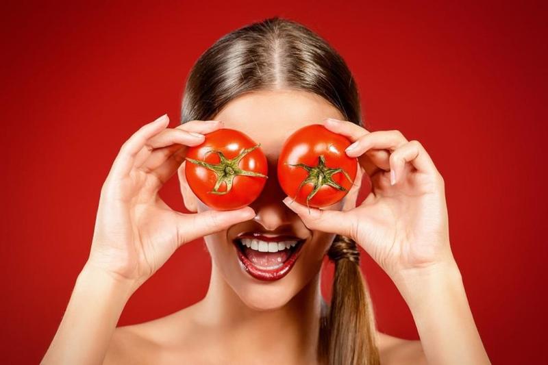 7 فوائد للطماطم لبشرة صافية وخالية من المشاكل .. جربي وصفة الطماطم للوجه الآن