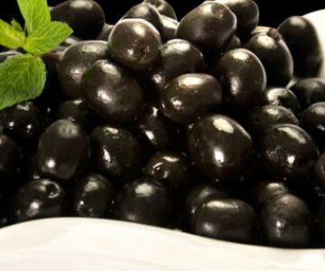 طريقة عمل الزيتون الأسود بنكهة مميزة ولذيذه وعلى قد الأيد