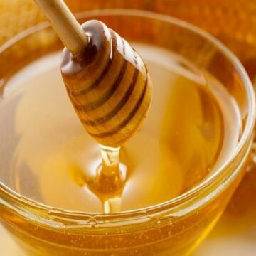 فوائد شمع العسل لتغذية الشعر وتنعيمه