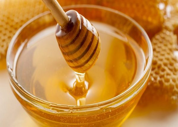 فوائد شمع العسل لتغذية الشعر وتنعيمه