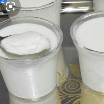 يدوياً بدون ماكينة طريقة عمل الزبادي في المنزل بخطوتين فقط نصف كيلو من الحليب لـ 12 كوب