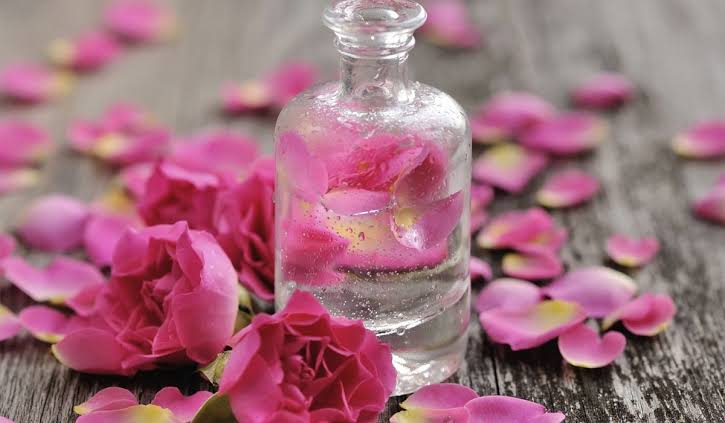 فوائد ماء الورد للشعر والطريقة الصحيحة لاستخدمه للمحافظة على جمال ونعومة الشعر