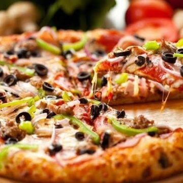 طريقة عمل البيتزا بالفراخ في المنزل مثل المطاعم بطريقة سهلة وبسيطة