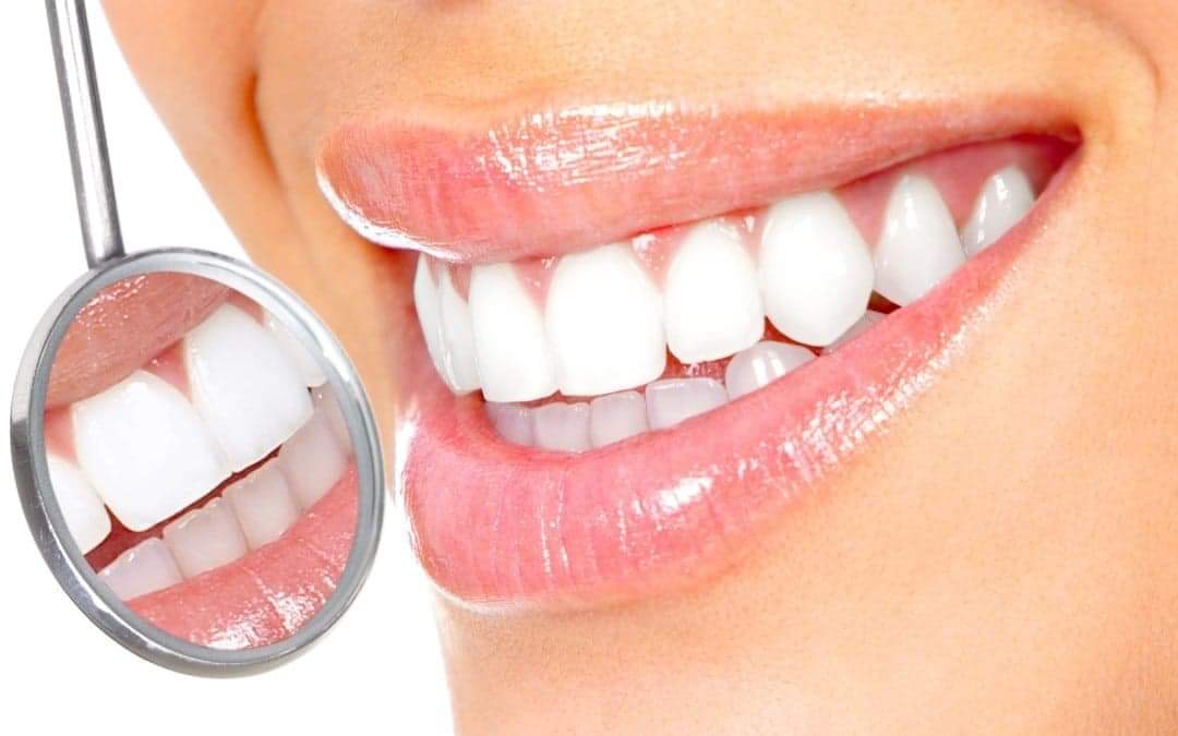أسرع وصفة لتبيض الأسنان وجعلها لامعة مثل اللؤلؤ في دقيقتين فقط… والنتيجة ستبهرك!