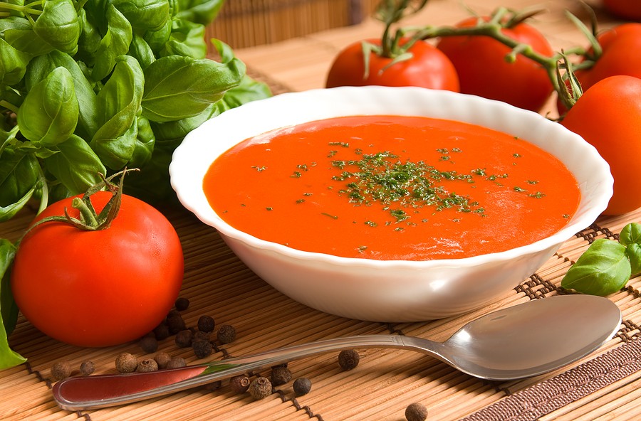 طريقة عمل الشوربة الحمراء (شوربة الطماطم) بالخطوات لتناولها في الرجيم لإنقاص الوزن