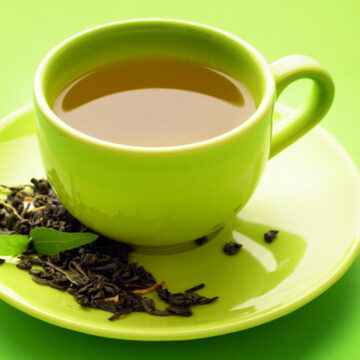 كوب واحد يوميًا صنع المعجزات.. 6 أشياء ستحدث بجسمك عند شرب الشاي الأخضر