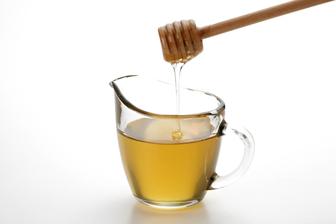 فوائد تناول الماء الدافيء بالعسل يومياً على الريق ووصفات مختلفة لتحضيره