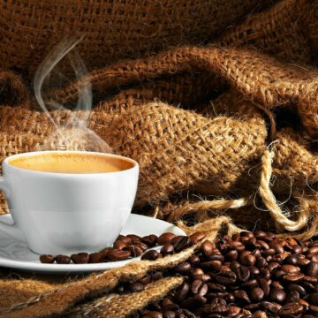 أضرار شرب القهوة على الريق صباحًا التي يجب أن تعرفها وتتجنبها فورًا