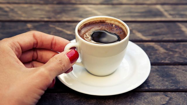 تناول القهوة بتلك الطريقة له أضرار عديدة ويسبب مضاعفات خطيرة وهذه طريقة تجنبها