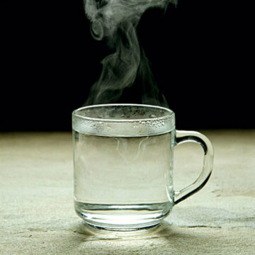يصنع المعجزات للجسم.. 8 فوائد ستدهشك لشرب الماء الساخن