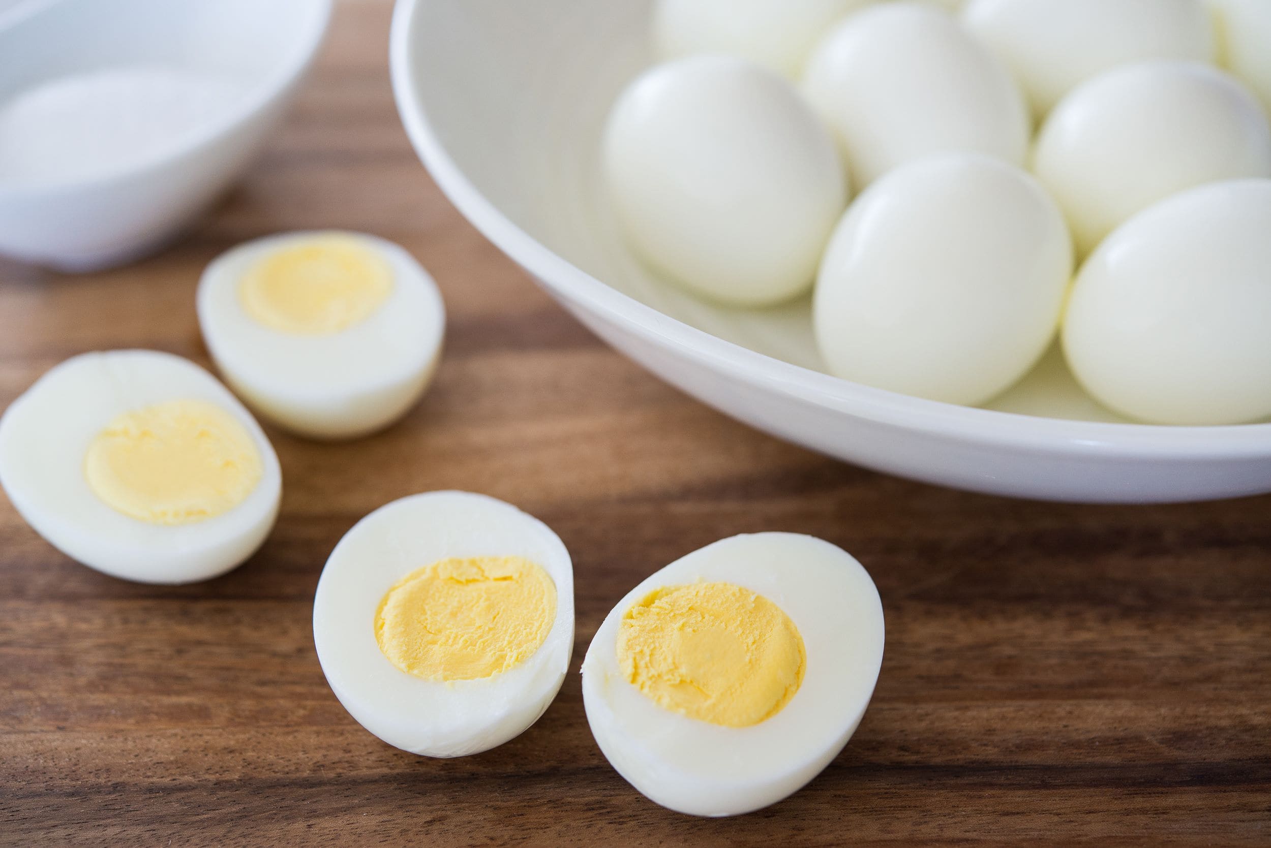 هل تناول البيض يوميا مضر؟ وتعرف على معدل أكل البيض الآمن في الأسبوع للكبار والأطفال