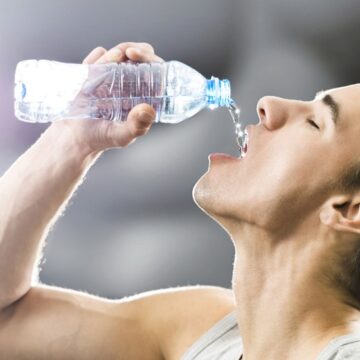 شرب الماء بكثرة ليس مفيدًا لتلك الأسباب وهذه هي أضرار تجاوز الكمية الموصى بها يوميًا