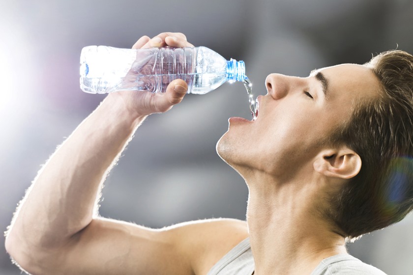 شرب الماء بكثرة ليس مفيدًا لتلك الأسباب وهذه هي أضرار تجاوز الكمية الموصى بها يوميًا