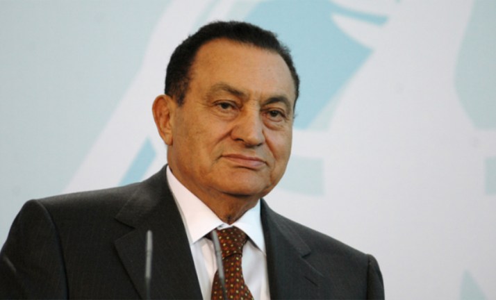 شاهد صور محمد حسني مبارك في مراحل مختلفة من حياته