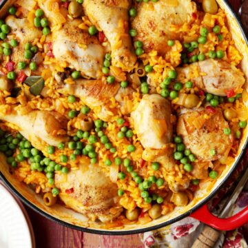 قدمي طبق الأرز بالدجاج الأسباني ” أرز كون بولو ” لسفرة مميزة