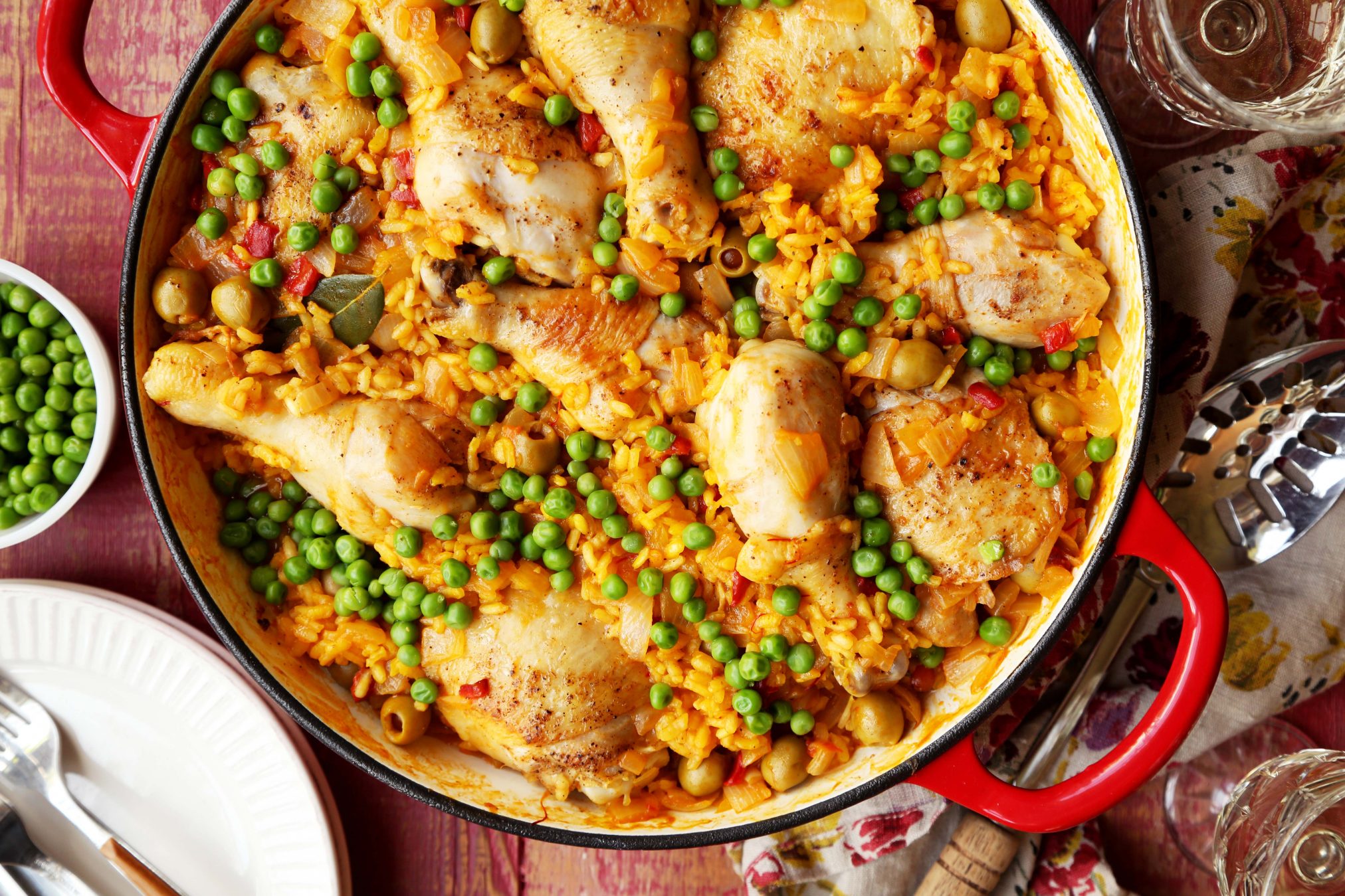 قدمي طبق الأرز بالدجاج الأسباني ” أرز كون بولو ” لسفرة مميزة