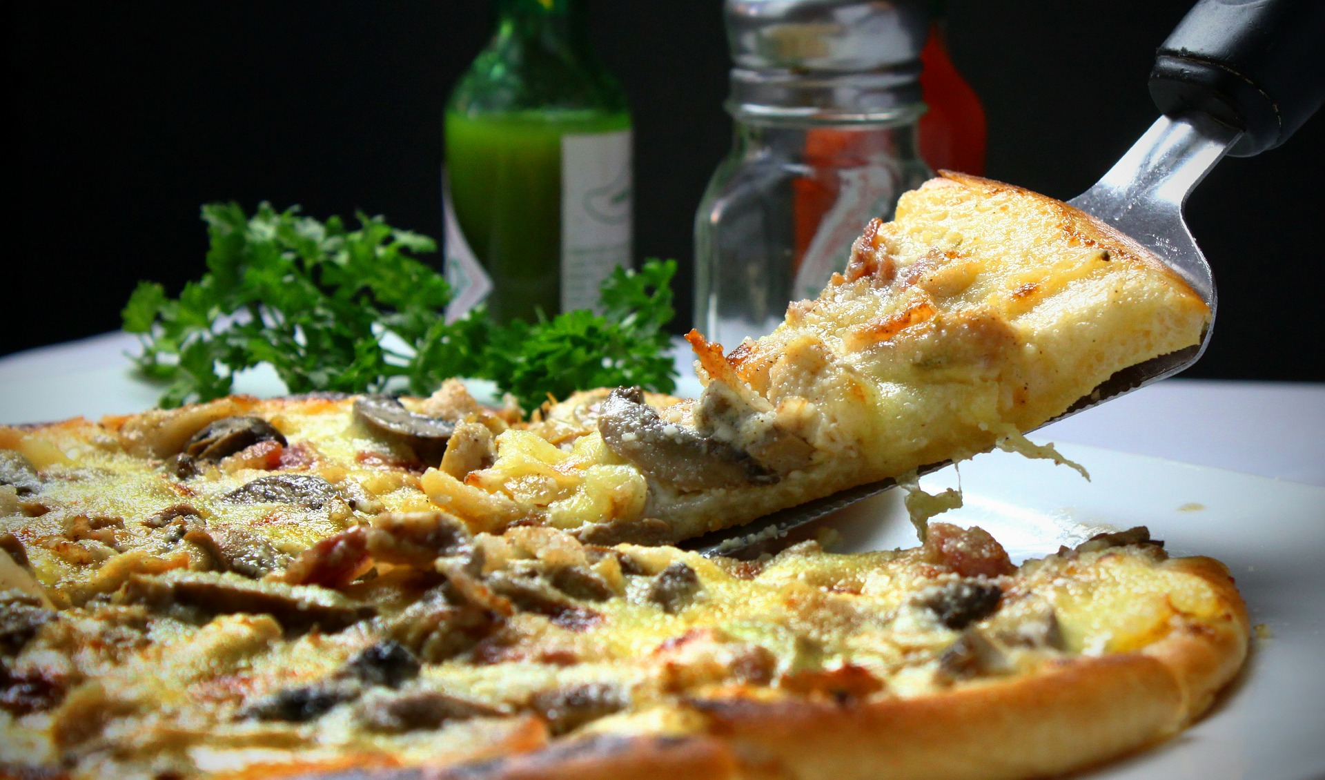 طريقة عمل البيتزا كالمحترفين في المنزل والسر وراء الطعم الأصلي بخطوات مضمونة 100 %