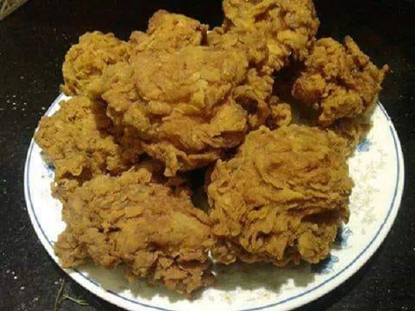 طريقة عمل دجاج كنتاكي المقرمشة بمكونين من داخل مطبخك وبأقل الإمكانيات أصنعي وجبة دجاج تكفي الأسرة كلها