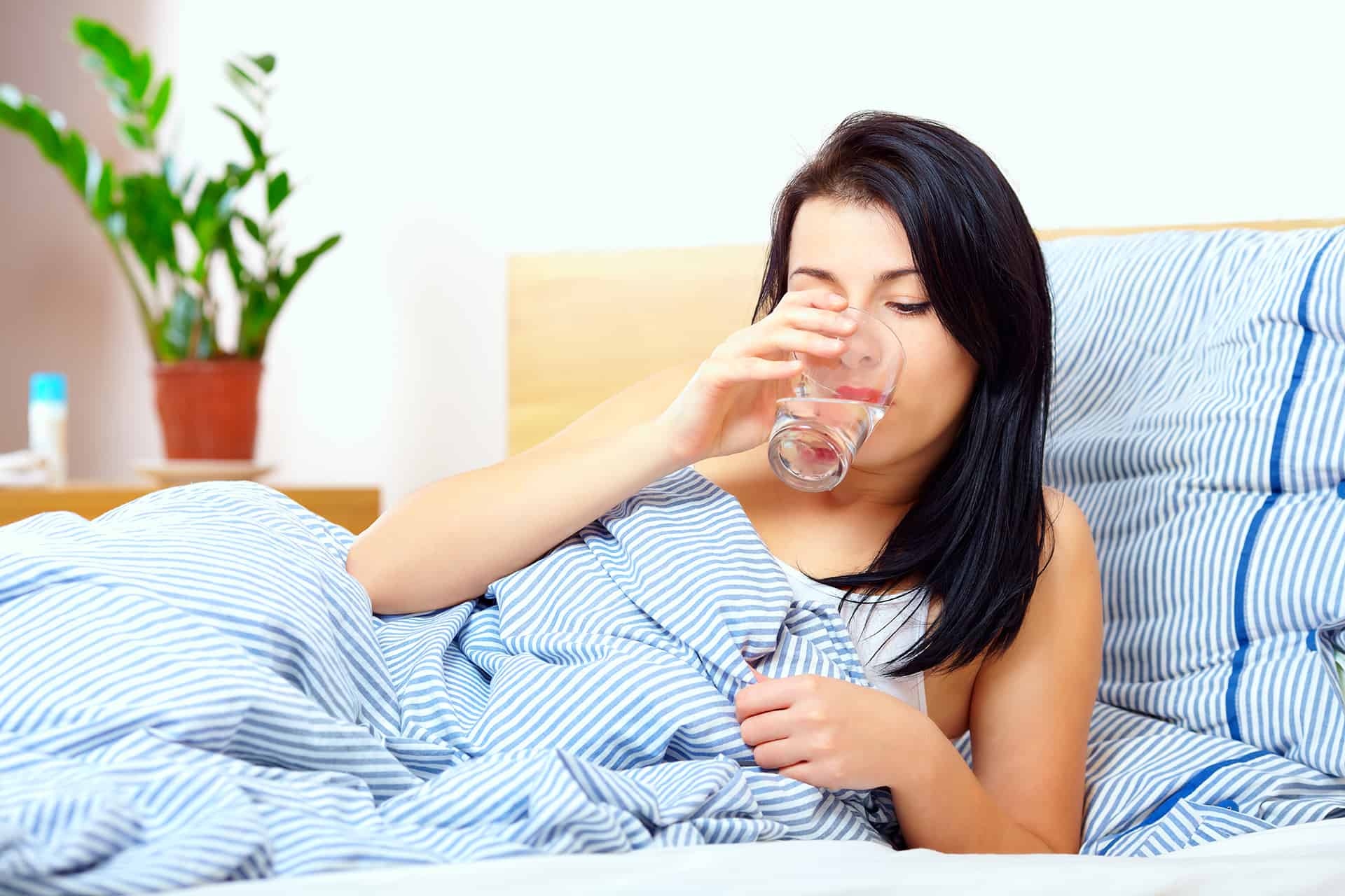 فوائد عديدة لن تصدقها.. هذا ما سيحدث لجسمك عند شرب الماء قبل النوم وفق أحدث الدراسات
