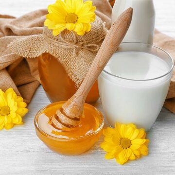 5 فوائد مذهلة للعسل والحليب للعناية بالجسم والبشرة والصحة العامة