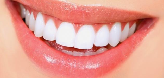 استخدمي هذه المكونات الطبيعية لتبييض الأسنان ولا تخافي من نزيف اللثة