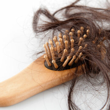 إيقاف تساقط الشعر بــ 3 طرق طبيعية مختلفة باستخدام مكونات بمنزلك والنتيجة مضمونة وفعالة 100%