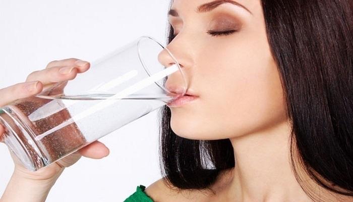 فوائد شرب المياه على الريق يومياً وما هي الكمية التي يجب تناولها على مدار اليوم