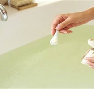 فوائد الاستحمام بالماء والملح لتبييض الجسم وجعله رطب وناعم