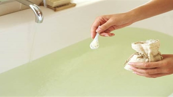فوائد الاستحمام بالماء والملح لتبييض الجسم وجعله رطب وناعم