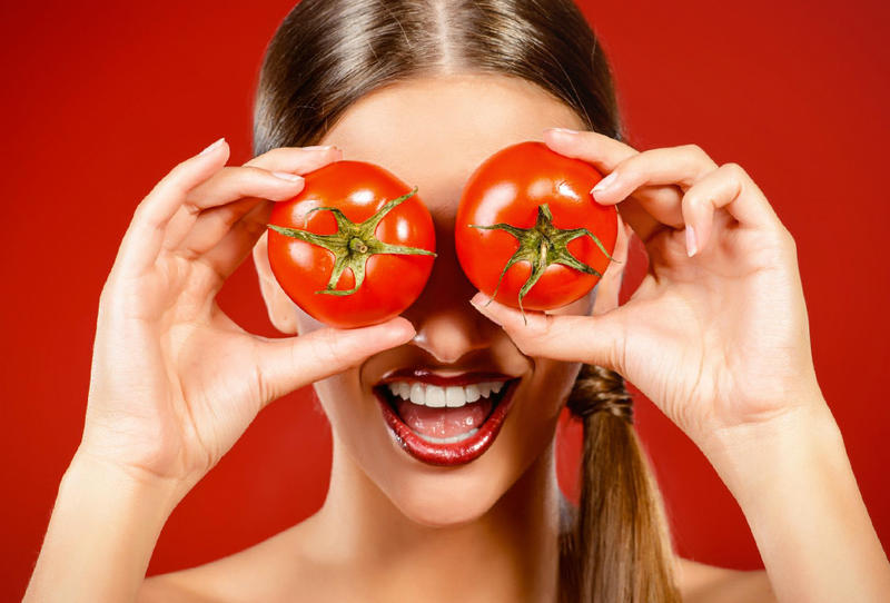 الطماطم وصفات هامة من الطبيعة لتفتيح البشرة مع التقشير الدوري